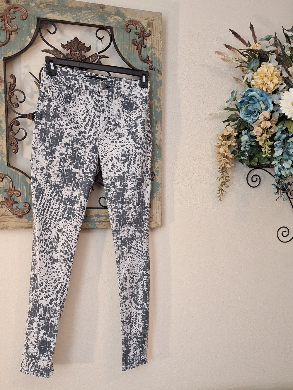 🔥🔥CLEARANCE Express Women Skinny Jeans in White and Gray Abstract Print Size 4